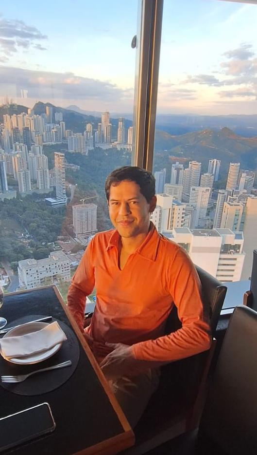 Dr. Bruno Couto Moreira em restaurante panorâmico com vista para Belo Horizonte