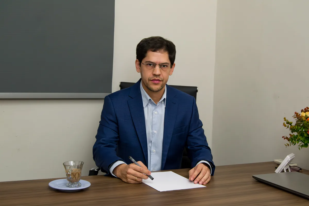 Dr. Bruno Couto Moreira em atendimento no consultório, em Belo Horizonte
