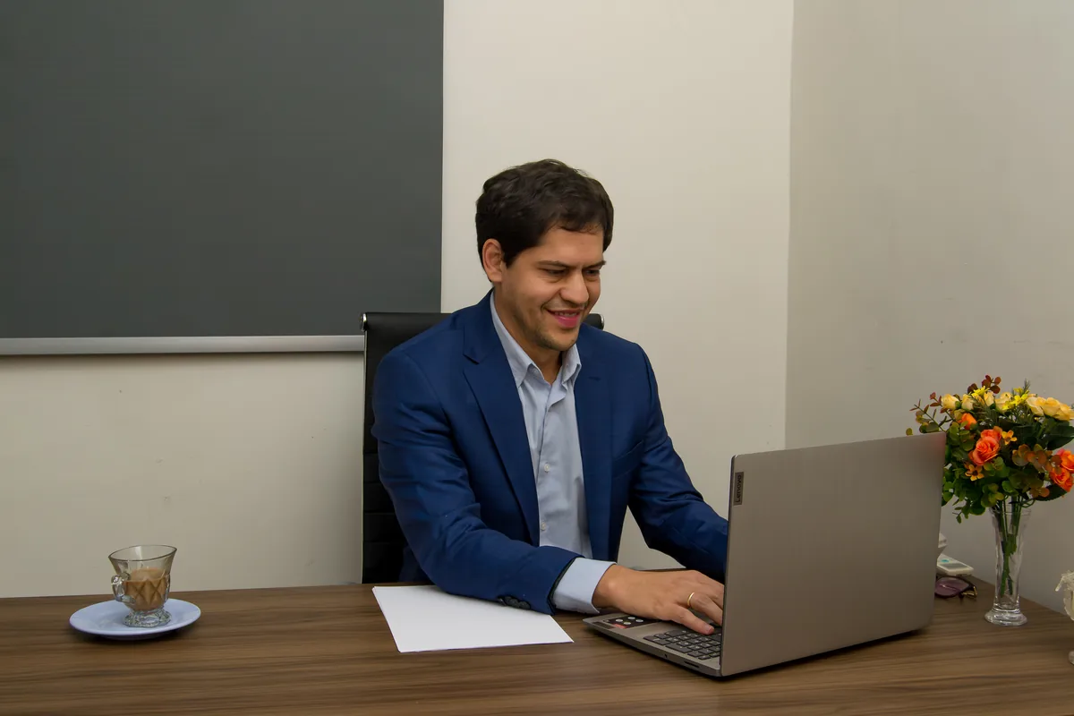 Dr. Bruno Couto Moreira em consulta psiquiátrica por telemedicina (videochamada)